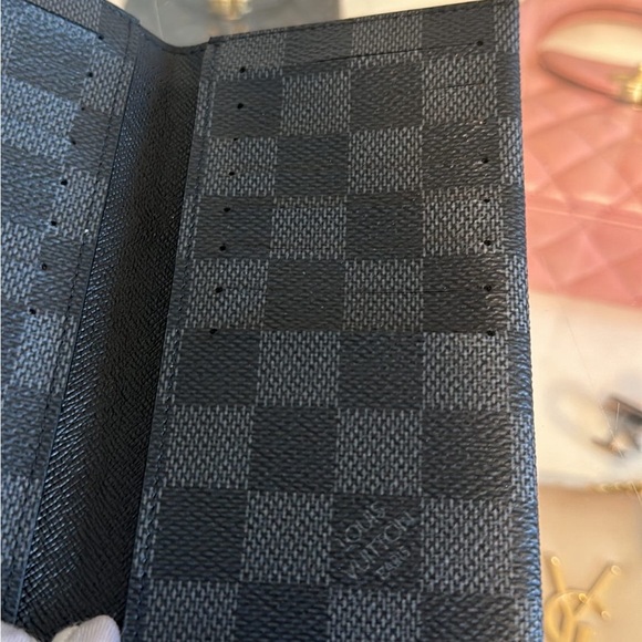 LOUIS VUITTON
Damier Graphite Brazza Wallet 5️⃣0️⃣0️⃣ - Picture 3 of 8